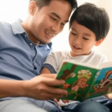Parent-and-child-enjoying-reading-an-English-storybook-together-in-a-warm-setting.