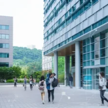 A-3D-illustration-of-a-modern-university-campus-with-students,-representing-academic-achievement-and-future-careers.