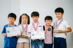 학생들이-수학-경시대회-상장과-메달을-받고-기뻐하는-모습