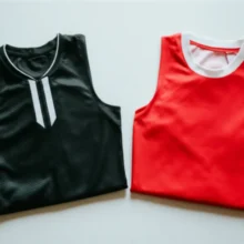 접혀-있는-어센틱-유니폼과-레플리카-유니폼이-나란히-놓여-있는-모습