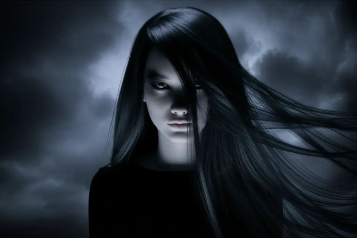 어둡고-폭풍우-치는-하늘을-배경으로-긴-머리와-날카로운-특징을-가진-위협적인-여성-그림자-형상