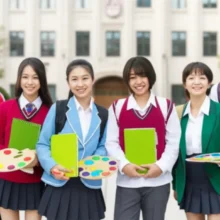 고등학생들이-미술-도구를-들고-대학-건물-앞에서-희망찬-표정으로-서-있는-모습