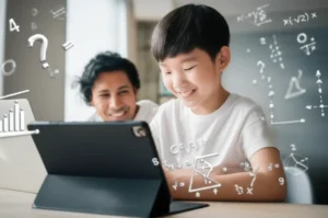 집에서-온라인-학습으로-2학기-수학을-준비하는-학생과-이를-지켜보는-학부모의-모습