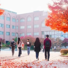 가을-풍경의-활기찬-한국교원대학교-캠퍼스-모습,-희망과-지적-성장을-상징하는-모습