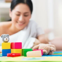 A-cute-3D-image-of-a-cozy-living-room-with-baby-toys,-hinting-at-professional-child-care-and-the-role-of-a-babysitter.