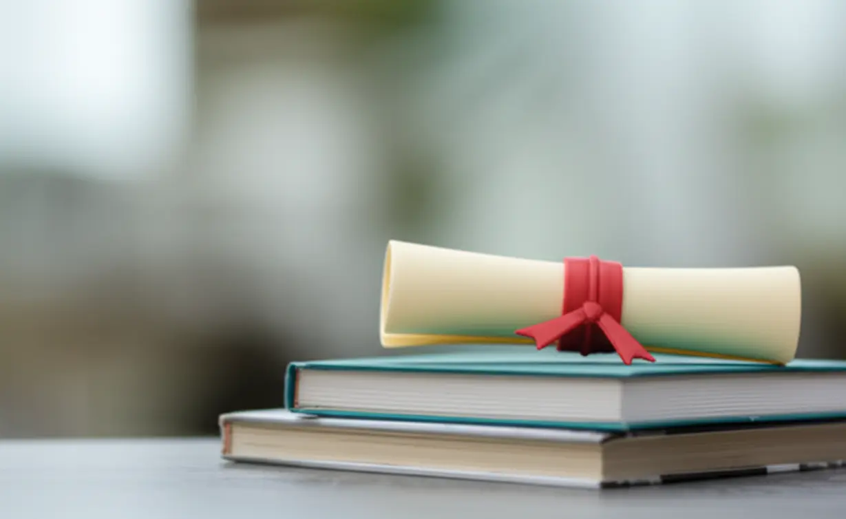 자격증과-책으로-이루어진-성취를-상징하는-모습