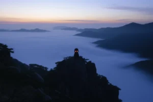 안개가-자욱한-인왕산-봉우리-위로-신비로운-존재가-어렴풋이-나타나는-모습
