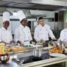 밝고-현대적인-주방-교실에서-요리하는-활기찬-중고등학생-셰프들