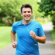 젊고-활기찬-40대-영포티가-공원에서-조깅하며-건강한-라이프스타일을-즐기는-모습