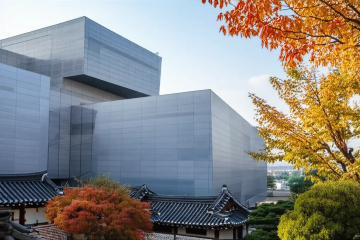 가을-단풍과-한옥에-둘러싸인-국립현대미술관-서울의-외관